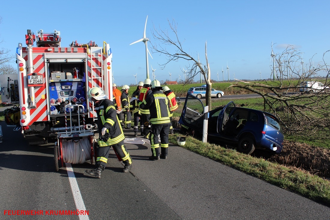 Read more about the article Verkehrsunfall – Pkw frontal gegen Baum – Pewsum