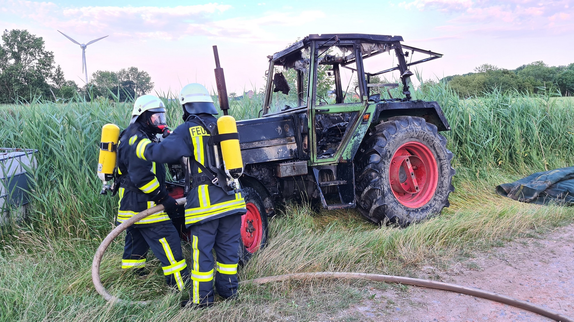 Read more about the article Traktor brennt in Halle – Woltzeten