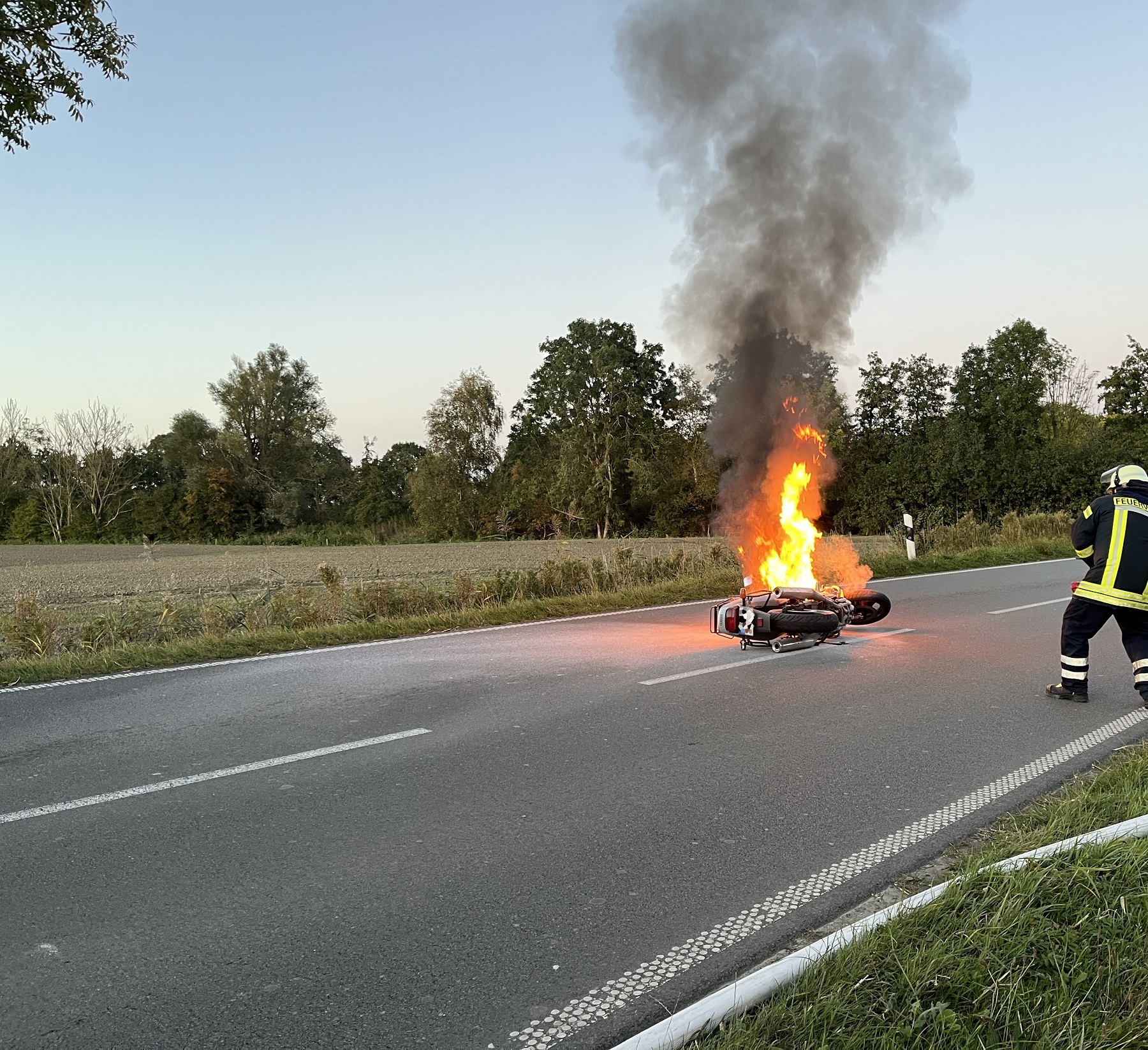 Mehr über den Artikel erfahren Brennendes Motorrad nach Wildunfall