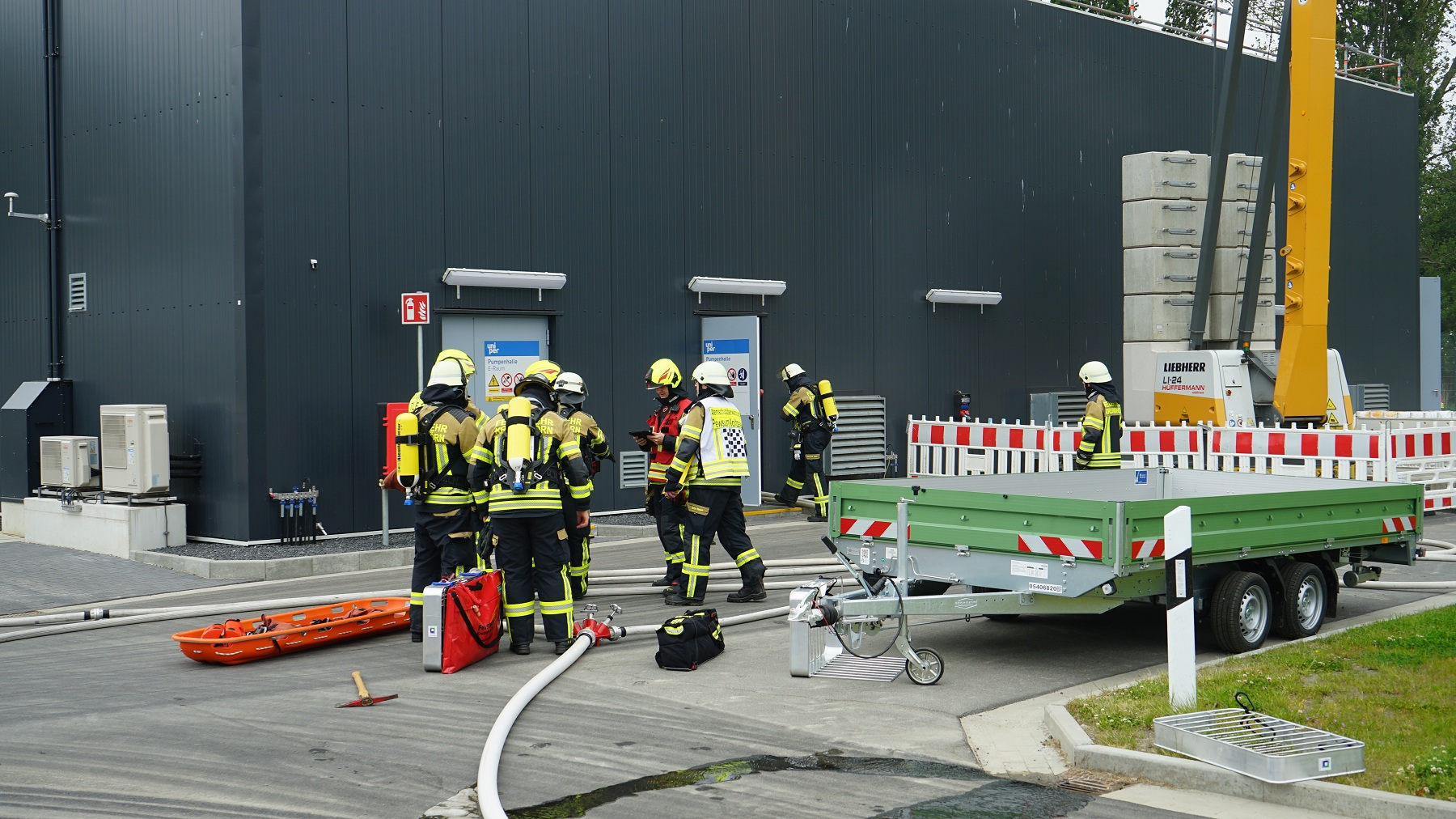 Mehr über den Artikel erfahren Betriebsgebäudebrand mit vermissten Personen – Einsatzübung bei Uniper Energy Storage