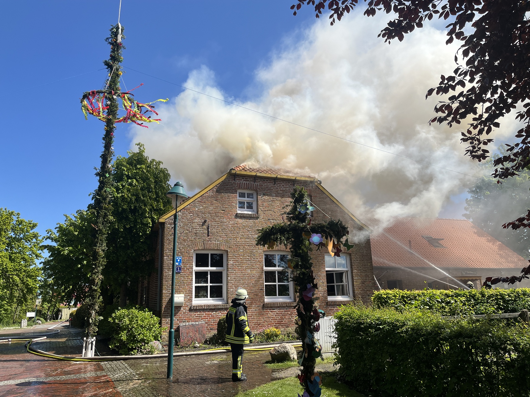Mehr über den Artikel erfahren Dachstuhlbrand Jugend- und Kulturhaus in Visquard