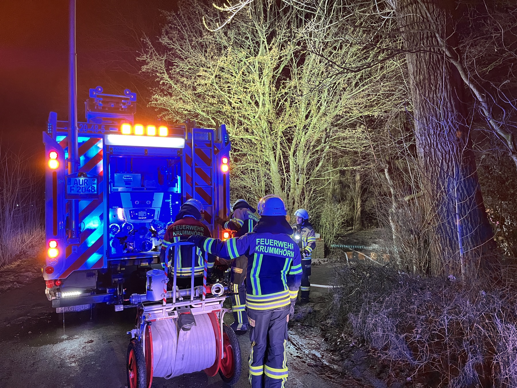 Mehr über den Artikel erfahren Brennender Unrat in einem Garten